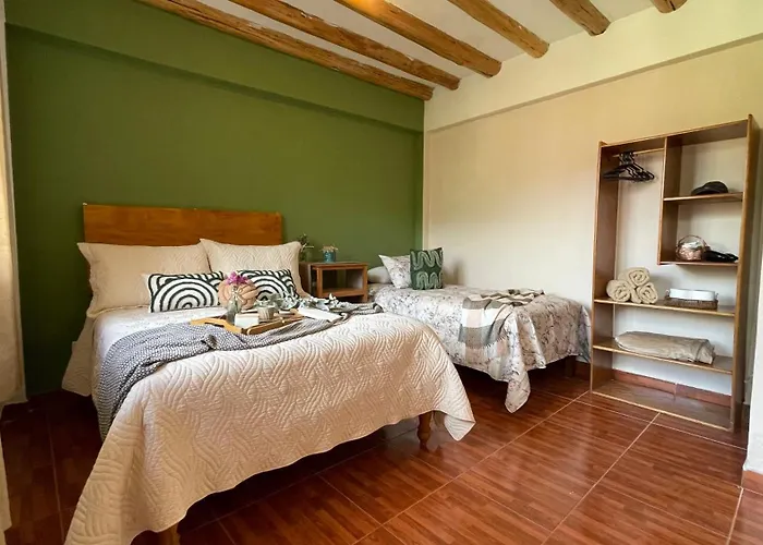 Casa Paqocha - & Garden - Shared Kitchen & Hot Water ウルバンバ