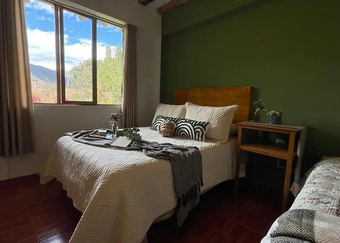 Casa Paqocha - & Garden - Shared Kitchen & Hot Water ウルバンバ