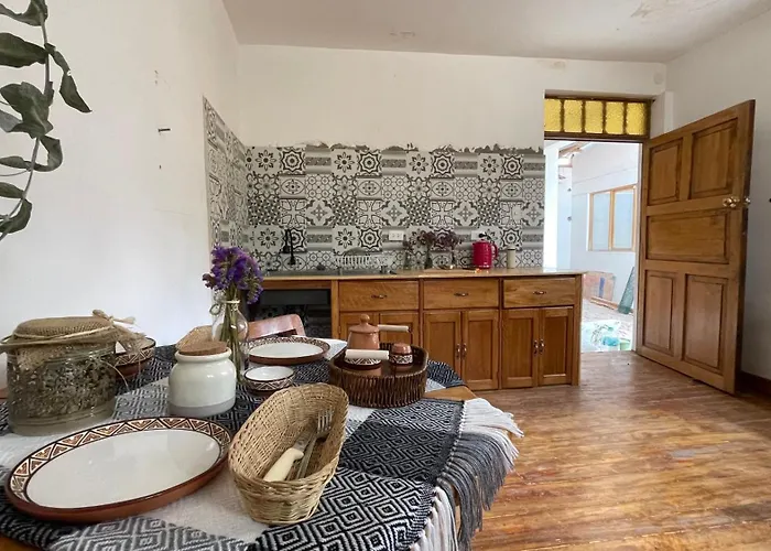 Casa Paqocha - & Garden - Shared Kitchen & Hot Water ホテル *