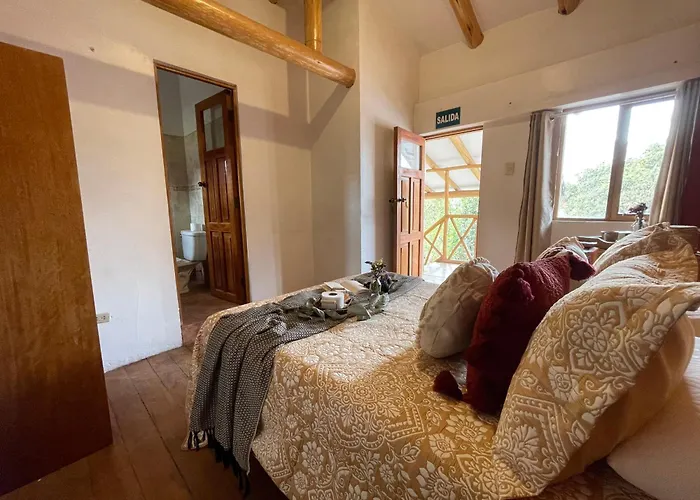 Casa Paqocha - & Garden - Shared Kitchen & Hot Water ウルバンバ